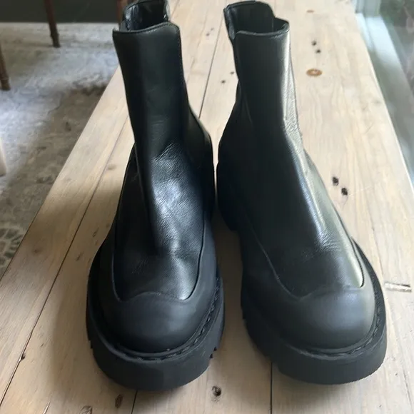 🆕 Aquatalia Holly Lug Sole Chelsea Black Leather Boot Size 9.5