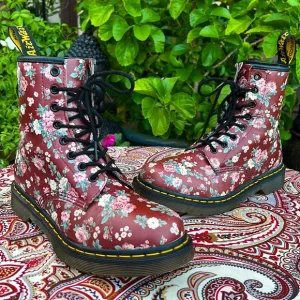 🌺🌸 Dr. Martens Burgundy Rose Floral Boots 🌸🌺