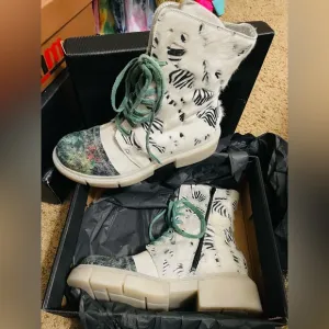 ✨ NWT TRENDY FAUX FUR ZEBRA PRINT COMBAT BOOTS! 10