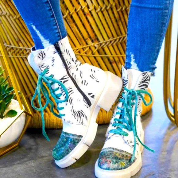 ✨ NWT TRENDY FAUX FUR ZEBRA PRINT COMBAT BOOTS! 10