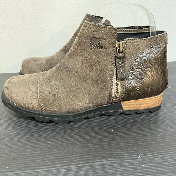 - - Sorel Major light Olive Green Booties, Size 8