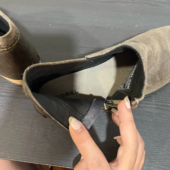 - - Sorel Major light Olive Green Booties, Size 8