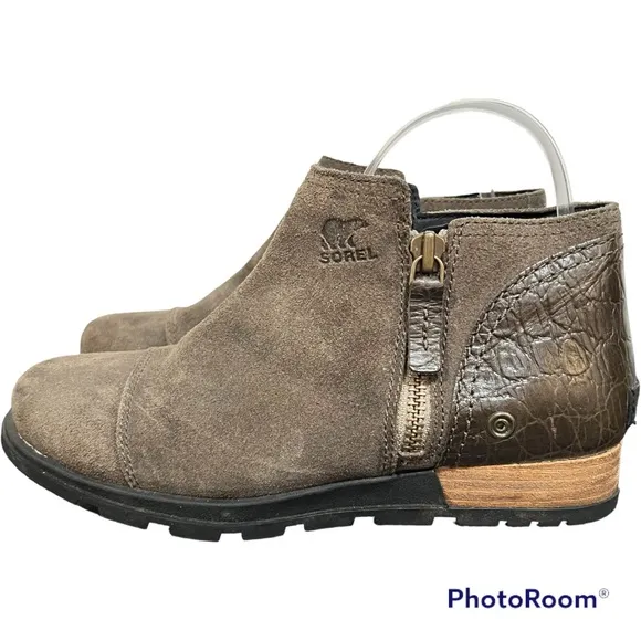 - - Sorel Major light Olive Green Booties, Size 8