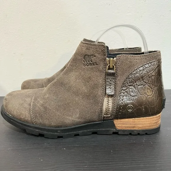 - - Sorel Major light Olive Green Booties, Size 8