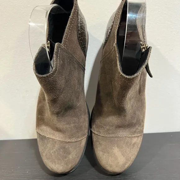 - - Sorel Major light Olive Green Booties, Size 8
