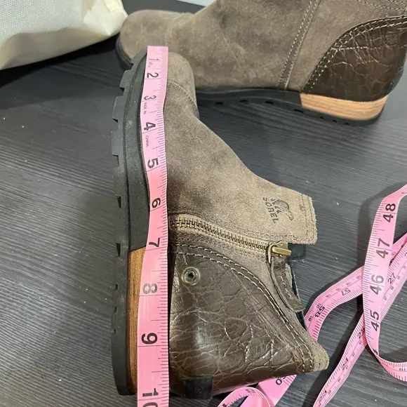 - - Sorel Major light Olive Green Booties, Size 8