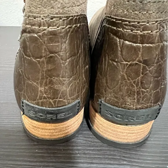 - - Sorel Major light Olive Green Booties, Size 8