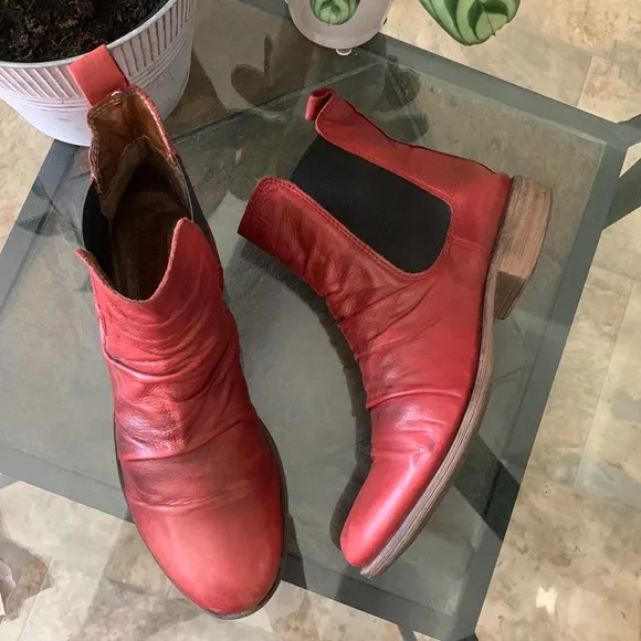 🔥1/2 of Summer Sale!🔥 MIZ MOOZ LISSIE CHELSEA BOOTS- BORDEAUX