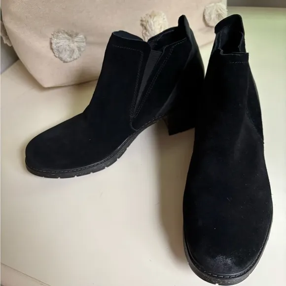 Aetrex Frankie Black Suede Ankle Boots
