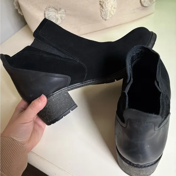 Aetrex Frankie Black Suede Ankle Boots