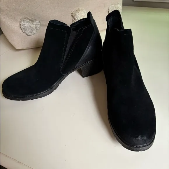 Aetrex Frankie Black Suede Ankle Boots