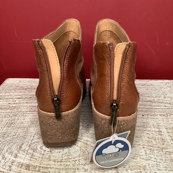 AETREX Kara Cognac 39/8.5  Brown Wedge Waterproof Cork Comfy Support Ankle Boots