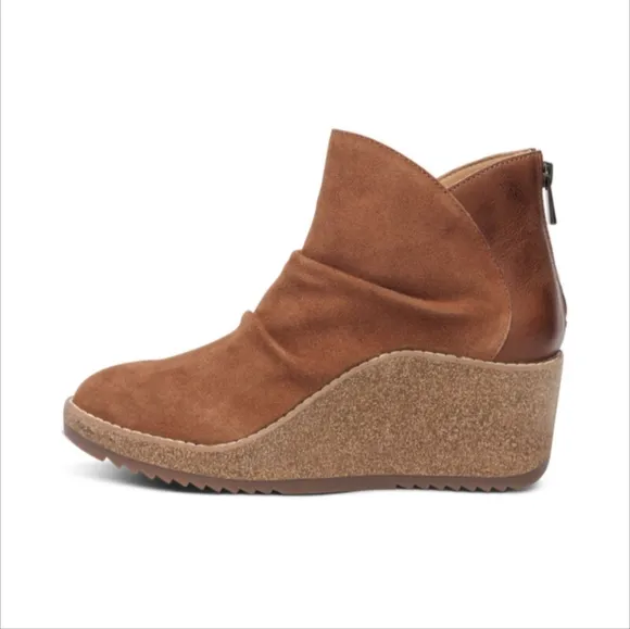 AETREX Kara Cognac 39/8.5  Brown Wedge Waterproof Cork Comfy Support Ankle Boots