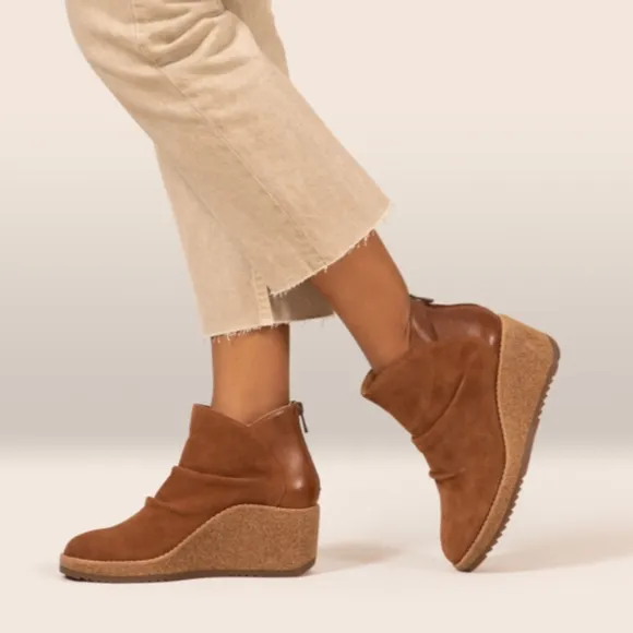 AETREX Kara Cognac 39/8.5  Brown Wedge Waterproof Cork Comfy Support Ankle Boots