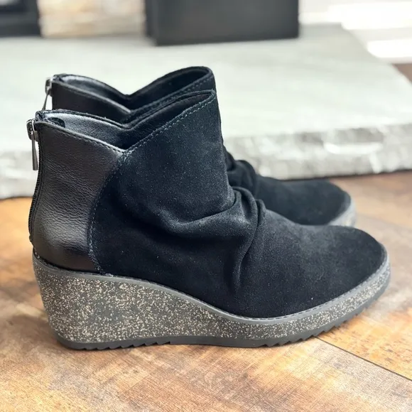 Aetrex Women’s Size 6-6.5 Kara Ankle Wedge Black Suede Leather Boots
