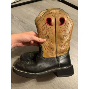 Ariat Short Tan,Red, and Black Boots Sz 6B Women’s
