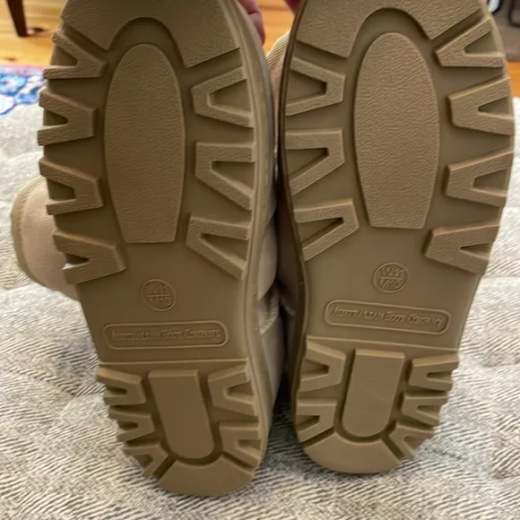 Australian Boot Company classic shearling boots in sand size W 11/M 10