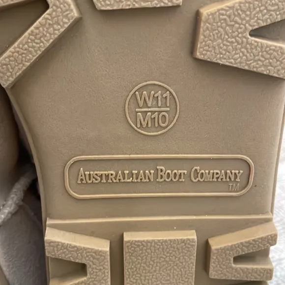 Australian Boot Company classic shearling boots in sand size W 11/M 10