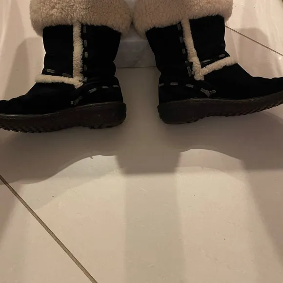 Authentic Ugg Suede Leather Women Boots. Excellent Condition!