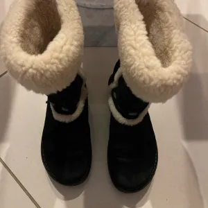 Authentic Ugg Suede Leather Women Boots. Excellent Condition!