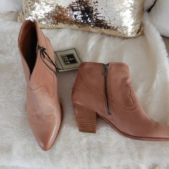 Auth.FRYE WESTERN DISTRESSED LEATHER HARNESS BOOTS
