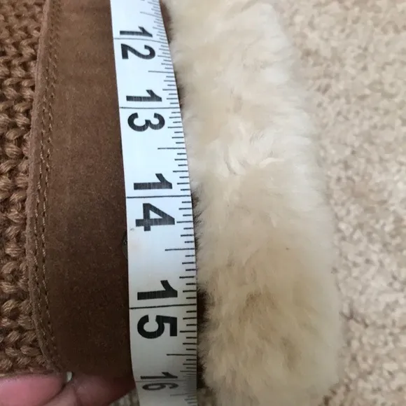 BEARPAW Size 8 fur lined boots with tie.