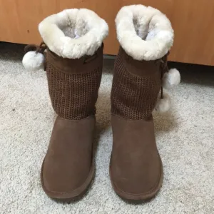 BEARPAW Size 8 fur lined boots with tie.