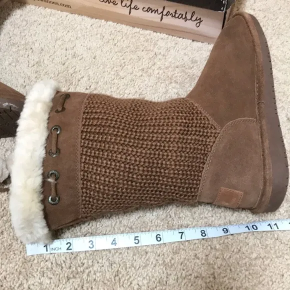 BEARPAW Size 8 fur lined boots with tie.