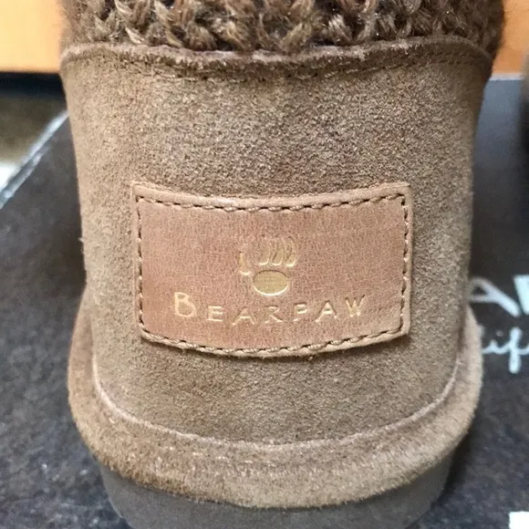 BEARPAW Size 8 fur lined boots with tie.