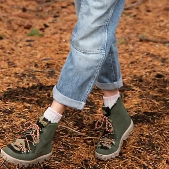 Bernardo Denali Cozy Lace-up Boots