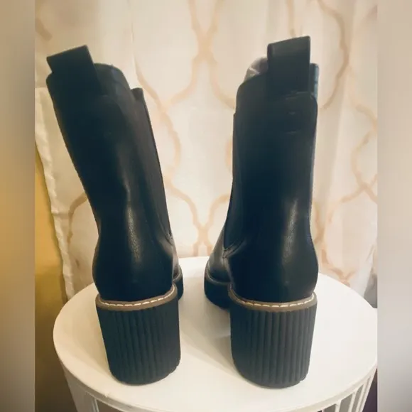 Black Dolce Vita Chelsea boots size 8.5