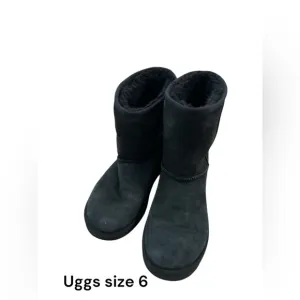 Black Short Uggs size 6