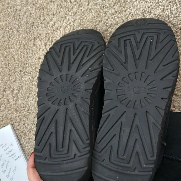 Black Short Uggs size 6
