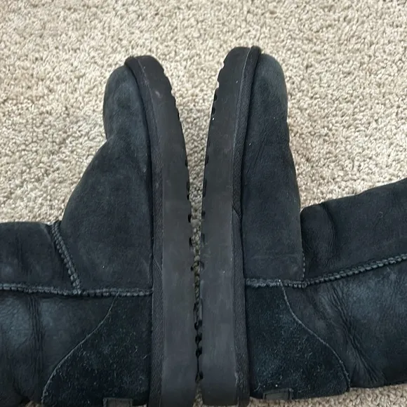 Black Short Uggs size 6