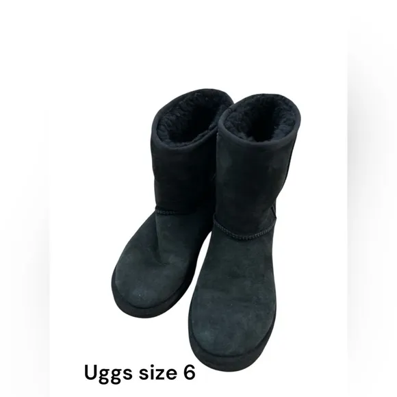 Black Short Uggs size 6