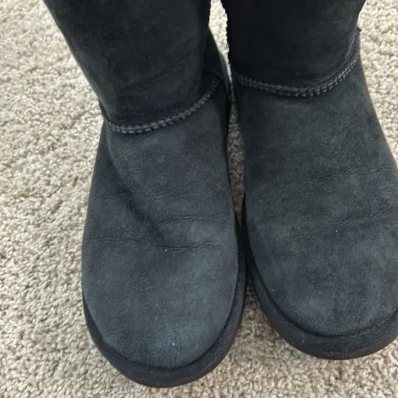 Black Short Uggs size 6