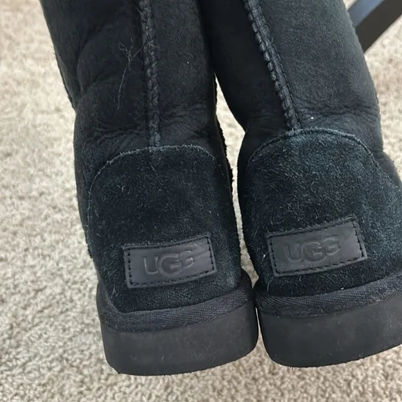 Black Short Uggs size 6