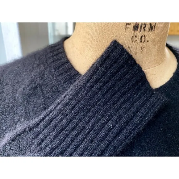 Bloomingdale's Black 100% Cashmere Long Sleeve Cable Knit Sweater Size M