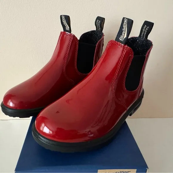 Blundstone Red Low-Heel Chelsea  shiny red patent leather boot. 2253. Size: 5, 6