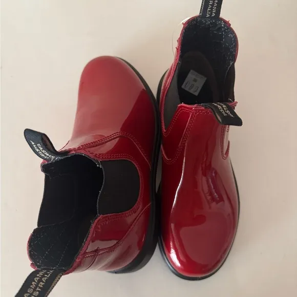 Blundstone Red Low-Heel Chelsea  shiny red patent leather boot. 2253. Size: 5, 6