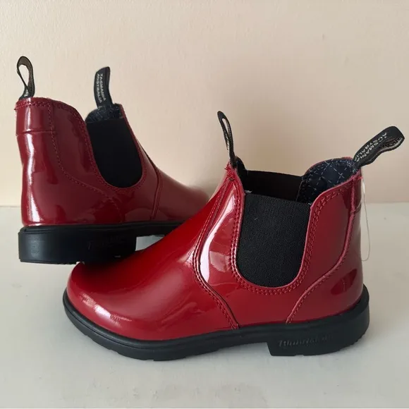 Blundstone Red Low-Heel Chelsea  shiny red patent leather boot. 2253. Size: 5, 6