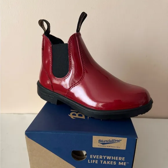 Blundstone Red Low-Heel Chelsea  shiny red patent leather boot. 2253. Size: 5, 6