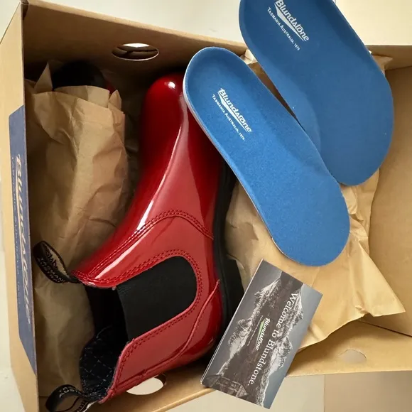 Blundstone Red Low-Heel Chelsea  shiny red patent leather boot. 2253. Size: 5, 6