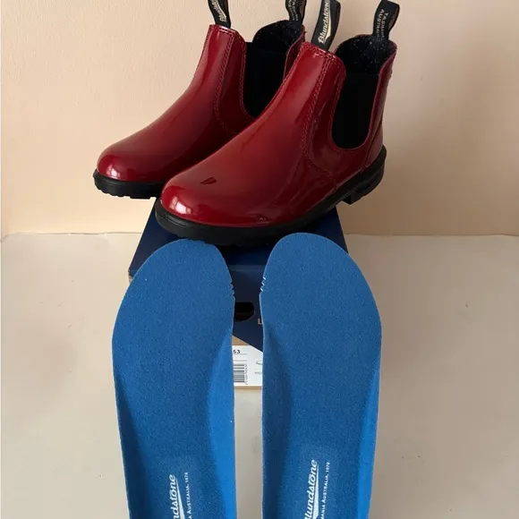 Blundstone Red Low-Heel Chelsea  shiny red patent leather boot. 2253. Size: 5, 6