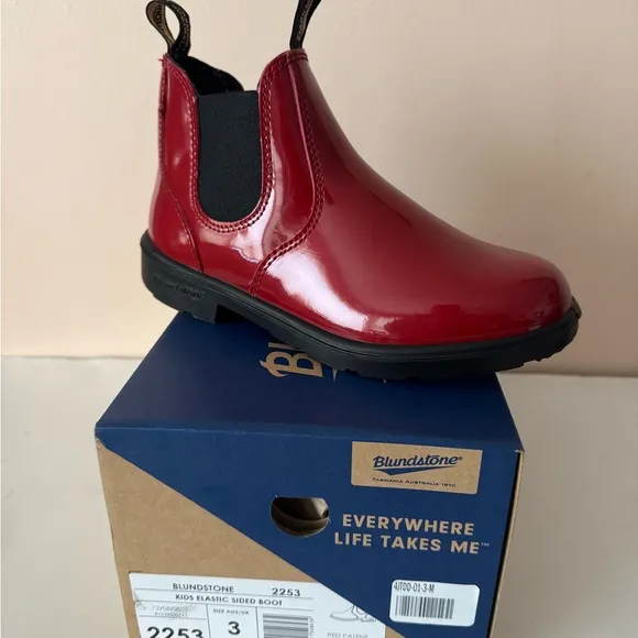 Blundstone Red Low-Heel Chelsea  shiny red patent leather boot. 2253. Size: 5, 6