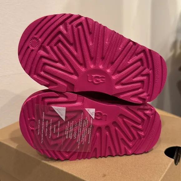 Brand New UGG Girls Kids Size 7 Pink Boots