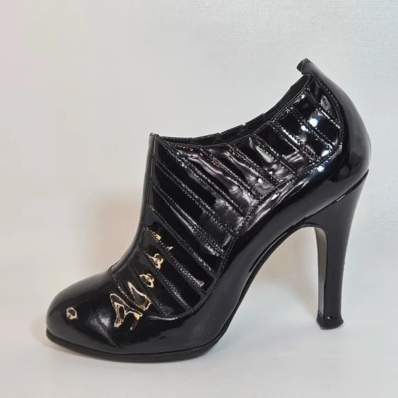 CHANEL Patent Leather Ankle Booties Shoes Paris New York PNY 37.5 (US 7.5) 2006