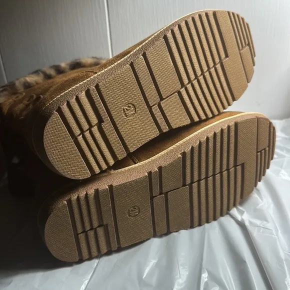 Cheetah Girls Winter Boots New, Size 2M, Tasseled inBack with Bow. Non-Smoking.