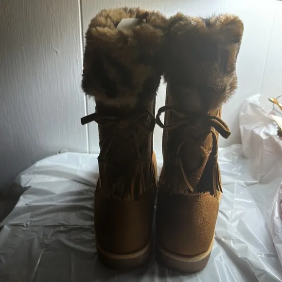 Cheetah Girls Winter Boots New, Size 2M, Tasseled inBack with Bow. Non-Smoking.