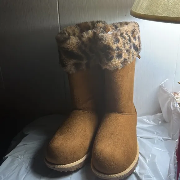 Cheetah Girls Winter Boots New, Size 2M, Tasseled inBack with Bow. Non-Smoking.